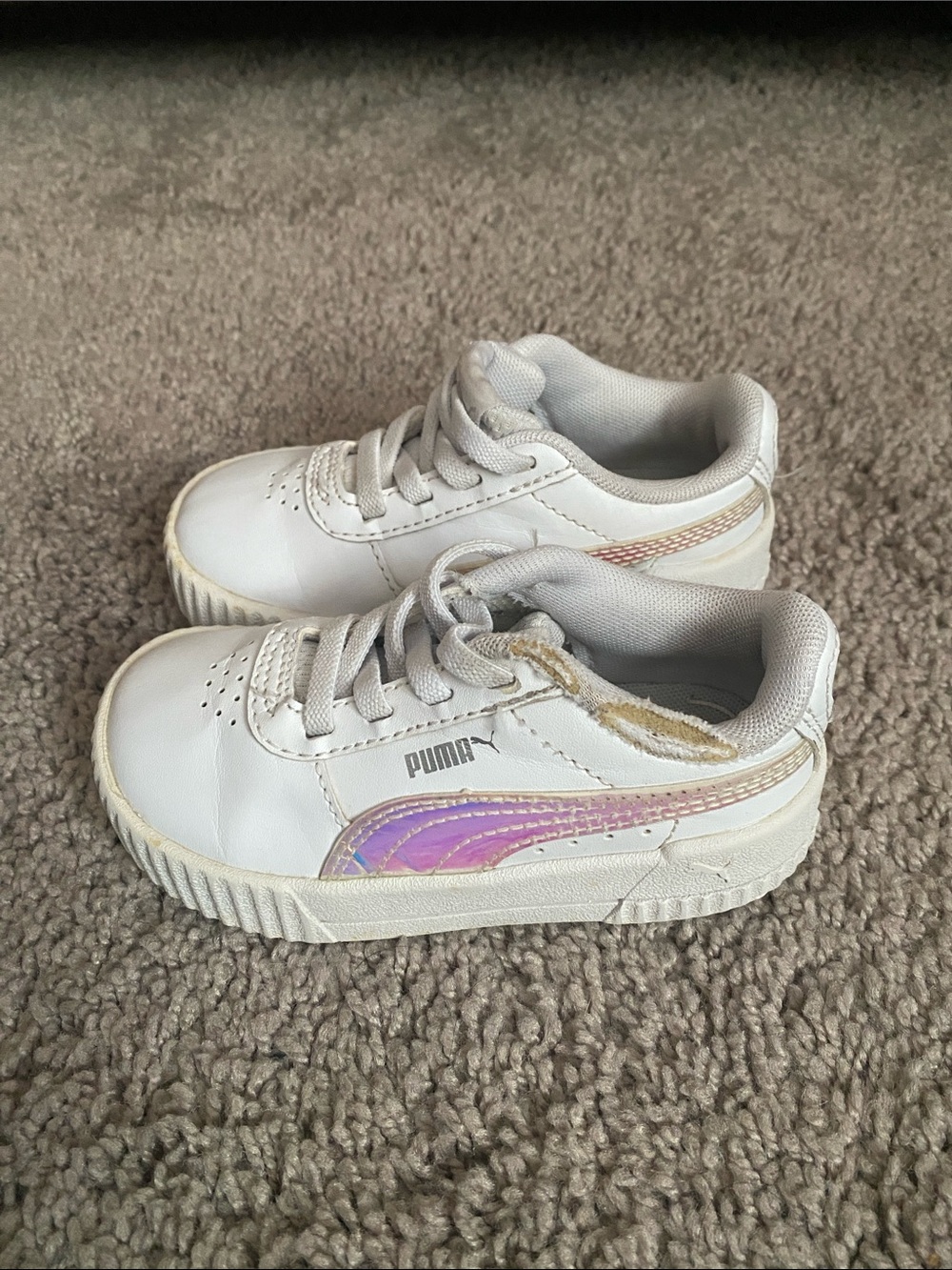 Puma Carina 2.0 Holographic Kids White Sneakers trainers size 6C
